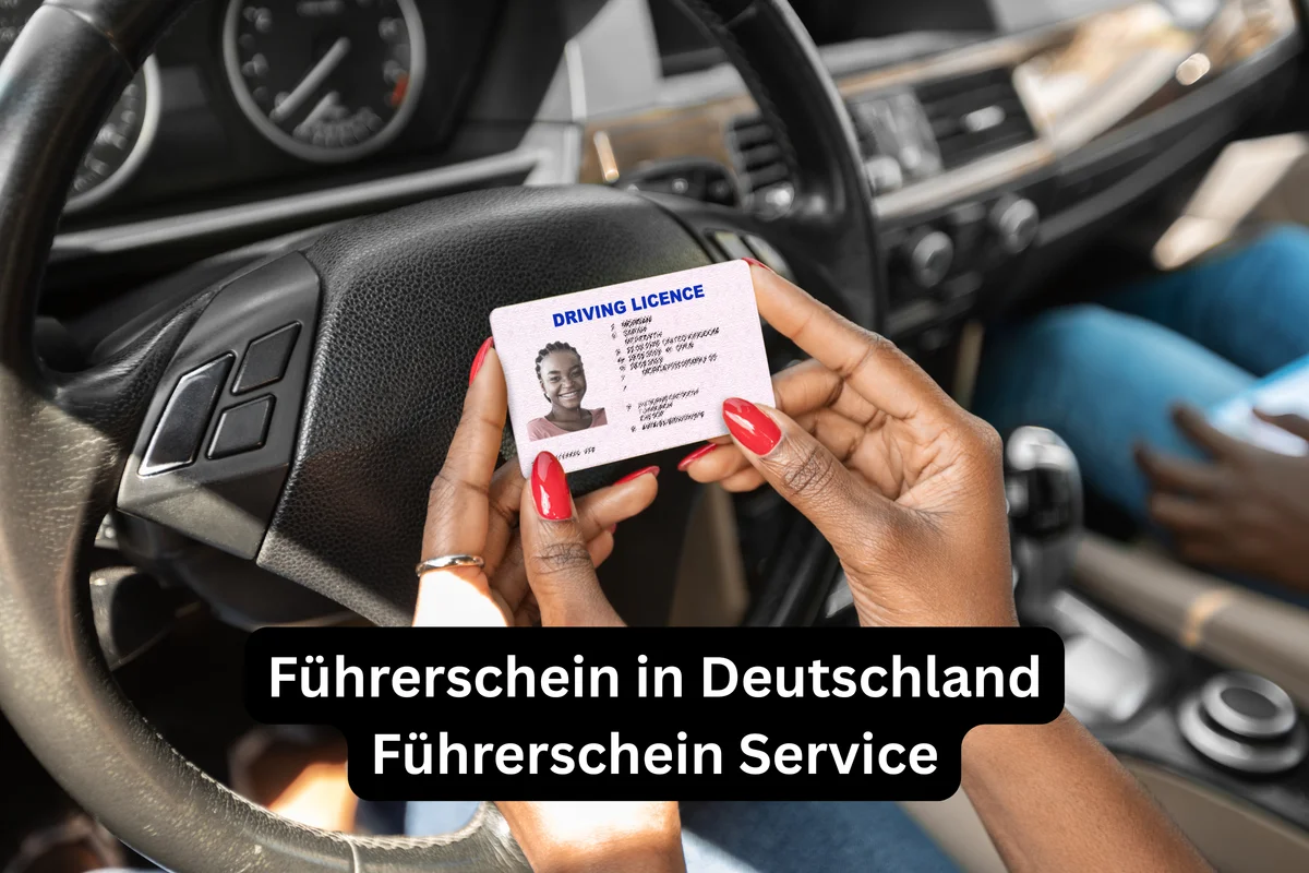 Hände halten eine Führerscheinkarte vor einem Lenkrad; Titel: Führerschein in Deutschland – Führerschein Service