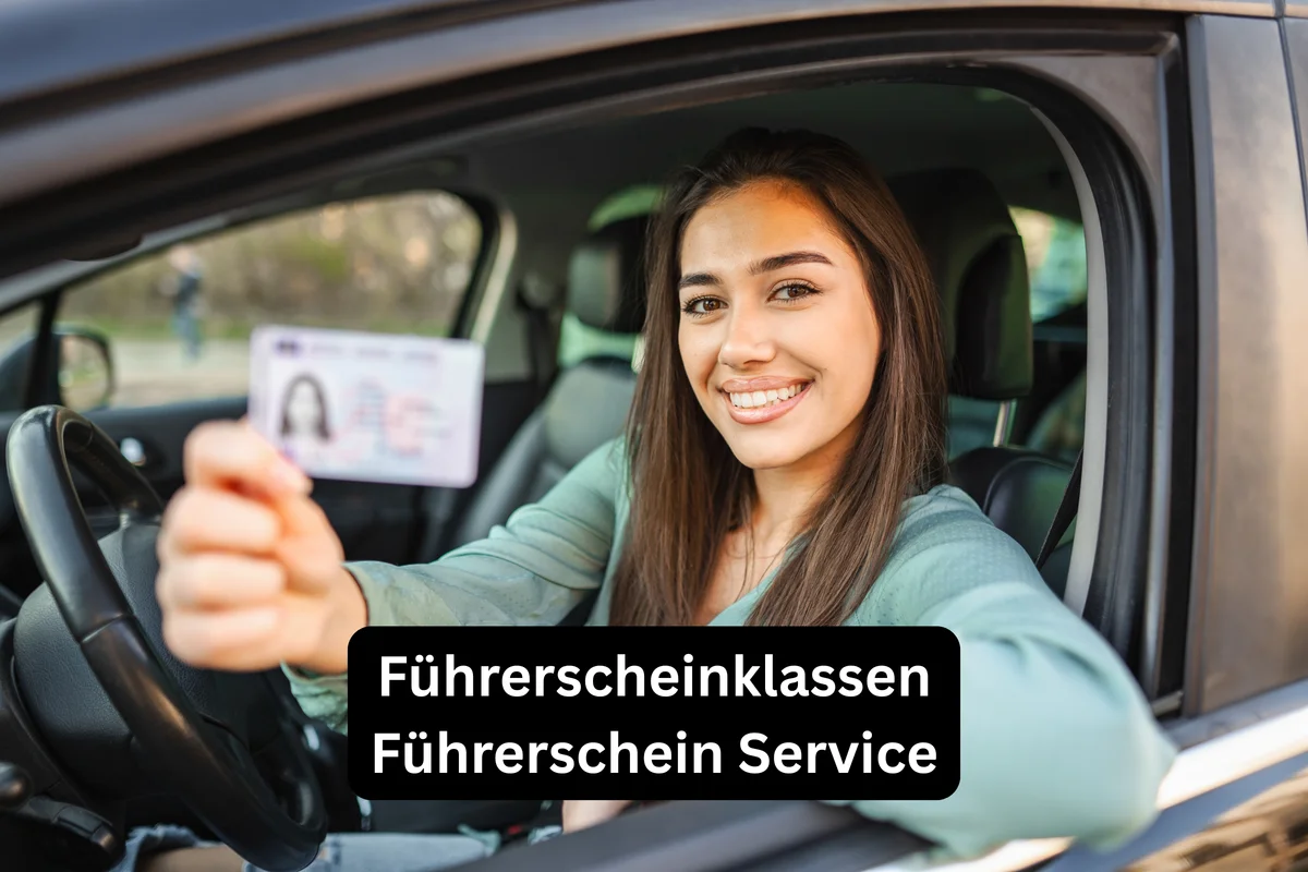 Lächelnde Fahrerin zeigt ihre Führerscheinkarte; Titel: Führerscheinklassen – Führerschein Service